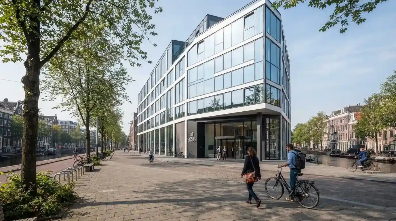 Buitenaanzicht van een kantoorgebouw in een Nederlandse stad met wandelaars op een heldere ochtend.